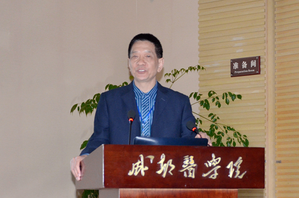 中国微生物学会医学微生物学与免疫学专委会主任委员胡福泉教授致开幕辞