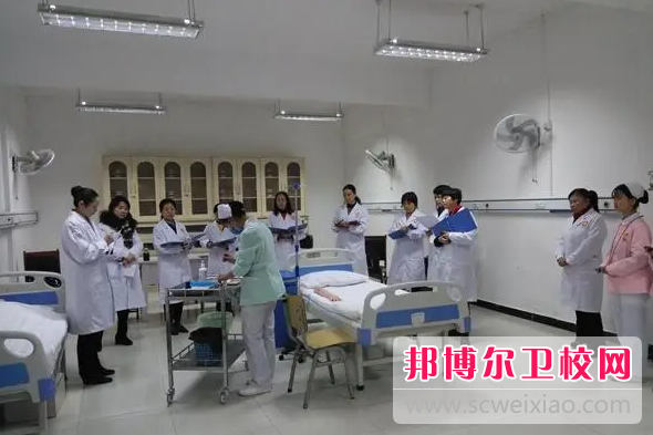 2023年重庆适合男生的护理学校